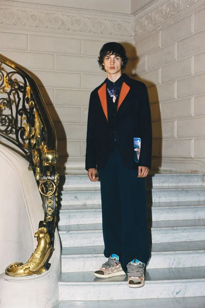 Look 16